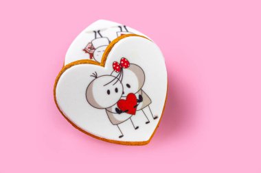 Sevgililer Günü için kalp şeklinde pasta