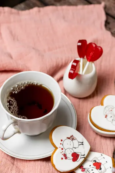 Kahvaltı için masaya bir fincan kahve ve şeker.