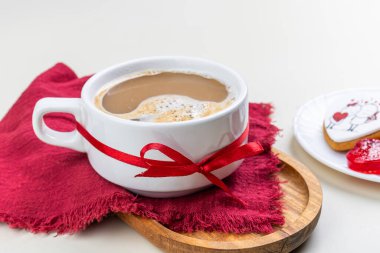 Bir fincan çay, beyaz tabakta bir fincan kahve.