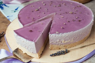 Kısa hamurlu lavantalı cheesecake, kırsal tarzda mor jöle, cam bardakta çay, ahşap zemin, lavanta tatlısı, yassı, pastayla hayat.