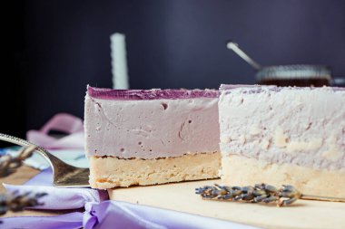 Kısa hamurlu lavantalı cheesecake, kırsal tarzda mor jöle, cam bardakta çay, ahşap zemin, lavanta tatlısı, yassı, pastayla hayat.