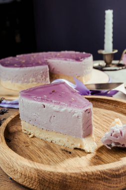 Kısa hamurlu lavantalı cheesecake, kırsal tarzda mor jöle, cam bardakta çay, ahşap zemin, lavanta tatlısı, yassı, pastayla hayat.