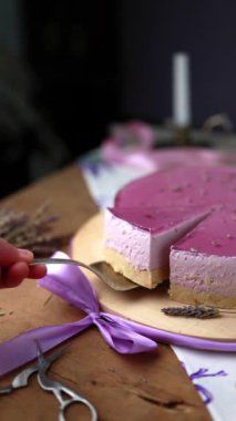 Kadınlar küçük bir parça lavantalı peynirli kek ve retro pasta spatulası alır.