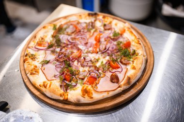 jambon ve sebze pizza