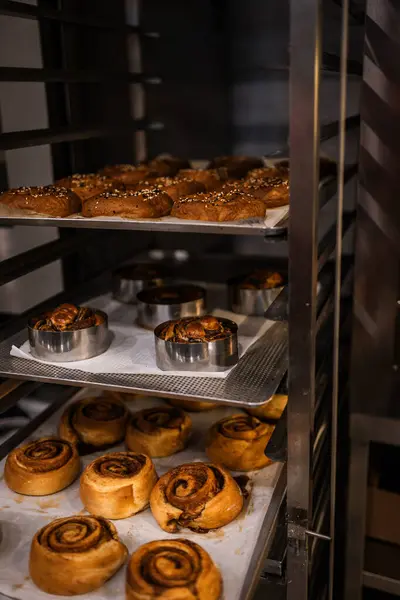 Tarçınlı çörek ve tarçınlı rulo..