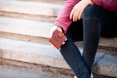 bir kitap tutan kadın