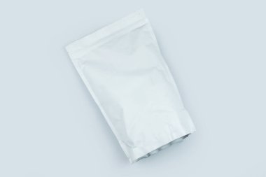 Beyaz boş plastik poşet modeli gri arka planda izole edilmiş, tasarımın için hazır. 3d oluşturma