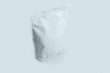 Geri dönüşüm için plastik torba beyaz arkaplanda izole edildi.