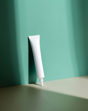 Beyaz etiketli beyaz kozmetik tüp. maket yap