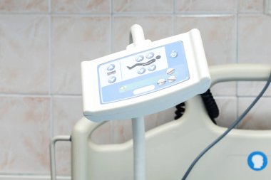 Hastanede ameliyathane, şırınga pompası, uyuşturucu çözümlerinin yönetimi, infüzyon makinesi, yoğun bakım ekipmanı