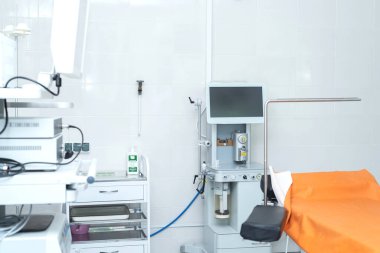 Hastanede yoğun bakım ünitesi, anestezi ve solunum makinesi, ameliyathane, hastane, suni solunum cihazı, tıbbi ekipman.