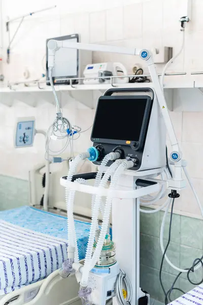 Hastanede yoğun bakım ünitesi, anestezi ve solunum makinesi, ameliyathane, hastane, suni solunum cihazı, tıbbi ekipman.