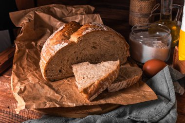 Tahta masada taze ve lezzetli ekmek, yakın plan.