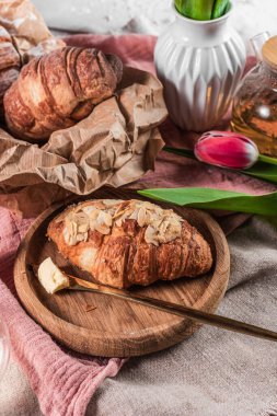 Tabakta bal olan kruvasanlar..