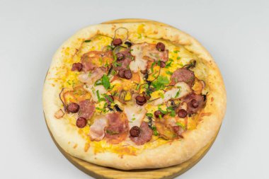 Beyaz arka planda sosisli lezzetli pizza.