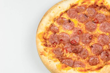 Beyaz zemin üzerinde pepperoni pizza ve metin için kopyalama alanı.