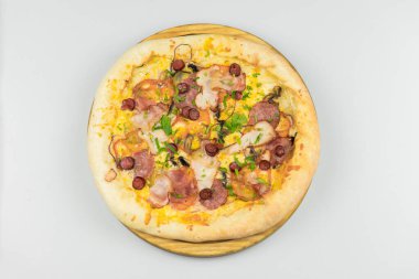 İtalyan pizzası beyaz arka planda izole edilmiş.