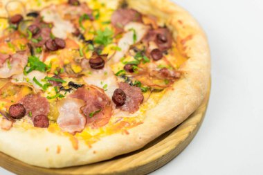 Beyaz ahşap zemin üzerinde lezzetli pizza