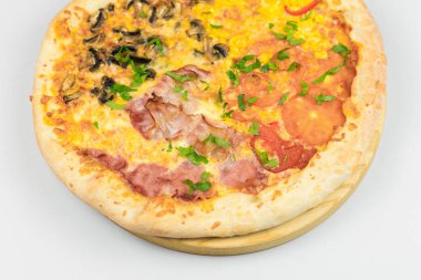 beyaz zemin üzerinde pizza