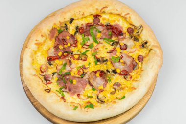 Beyaz arka planda izole edilmiş bir tabakta pizza.