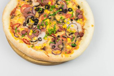 Beyaz arka planda jambonlu, peynirli ve mantarlı İtalyan pizzası. Fast food dağıtım konsepti. Kapat..