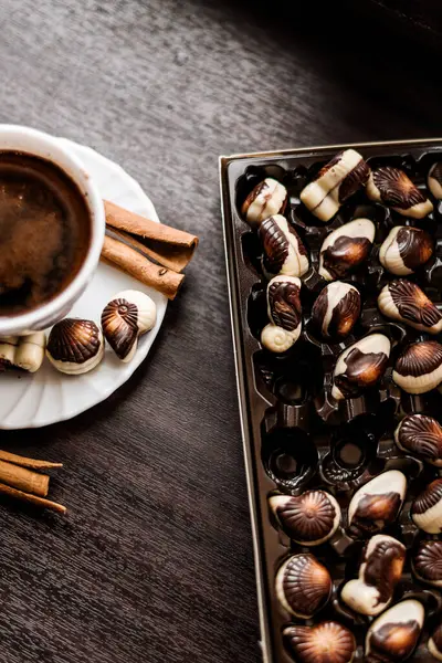 Beyaz kasede kavrulmuş kestane