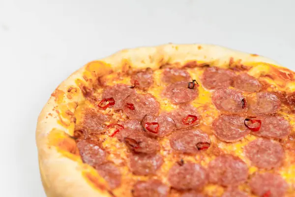 beyaz zemin üzerinde pizza