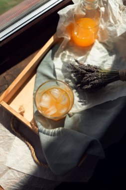 Tahtada bal şişesi olan bir bardakta hayat.