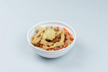 Tavuklu Çin eriştesi ve sebze kabı beyaz arka planda izole edilmiş fotokopi alanı ile. Asya yemeği. Asya yemekleri..