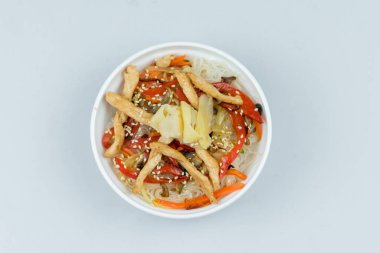 Beyaz arka planda izole edilmiş tavuklu erişte.