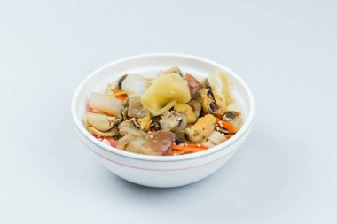 Mantarlı Çin çorbası ve tabakta otlar.