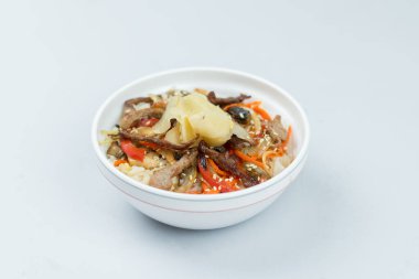 Beyaz arka planda mantarlı ve sebzeli Çin eriştesi çorbası..