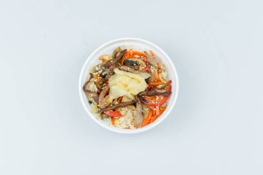 Kızarmış erişte, domuz eti, sebze ve yumurta.