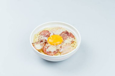 Bir kase yumurta ve sosisli ve peynirli erişte.