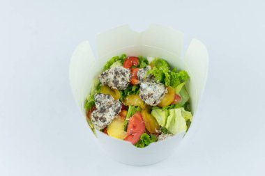 Tavuklu sağlıklı bir salata.