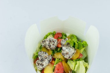 Taze ve sağlıklı sebze salatası