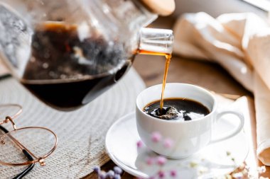 Masada bir fincan sade kahve.