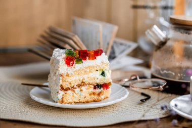 Ev yapımı kek ve çay.