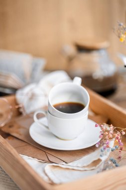 Kahve fincanı ve kahve çekirdekleri ahşap masada. Kafe konsepti