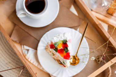 Tabakta servis edilen lezzetli pasta.