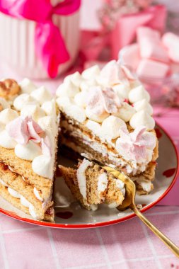 İki aşık için kalp şeklinde bento keki, tereyağlı ve kremalı bal pastası, kalpli bir tabakta pasta, pembe bir vazoda pembe çigila, açık arkaplan, pembe arka planda kek.