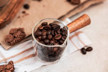 Kahve çekirdekli kahve fincanı, çikolata, çikolata