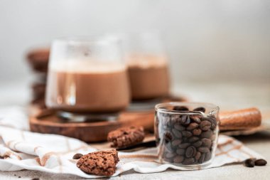 Masada bir bardak lezzetli sıcak çikolata.
