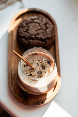 Masada kahve olan çikolatalı kurabiyeler.
