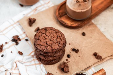 Ev yapımı çikolatalı kek ve arka planda bir fincan kahve..