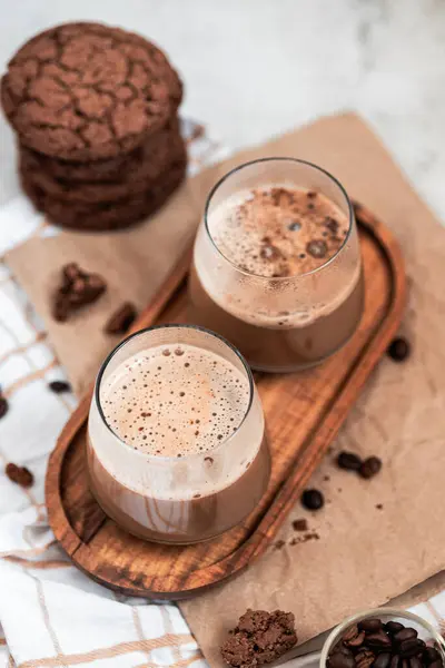 Tarçınlı çikolatalı kekin dikey görüntüsü.