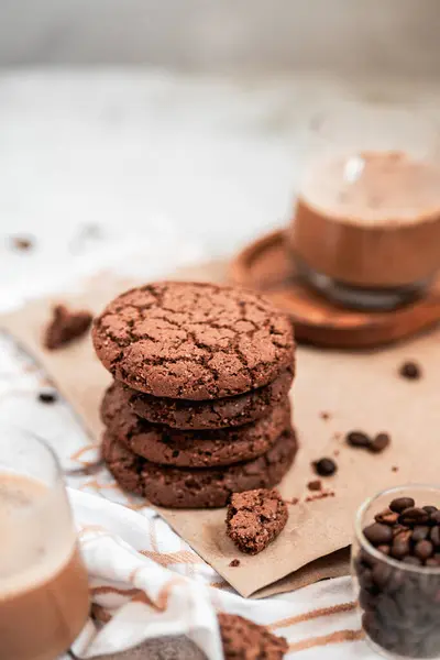 Sütlü kahve, çikolatalı kurabiye ve tarçın.