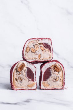 Fındıklı ve meyveli çikolatalı börek.