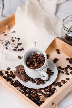Kahve çekirdekleri ahşap tepsi ile.