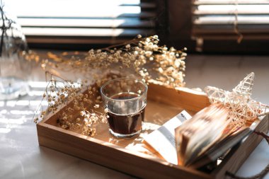 Kafedeki masada bir fincan kahve.